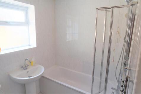 bath upstairs.JPG