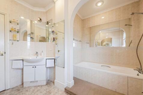 Main House Family Bathroom