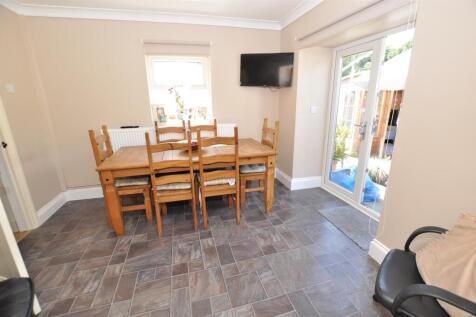Kitchen/dining/family room