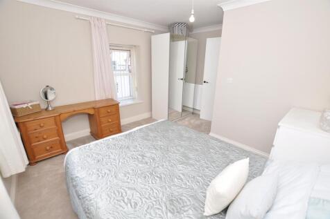 Front bedroom 3