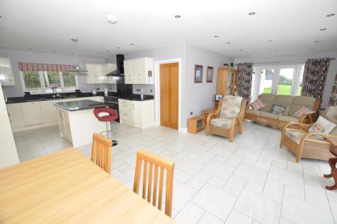 Kitchen/dining/family/sun lounge