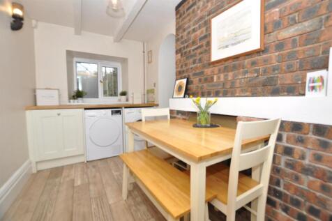 Kitchen/breakfast room separated into 2 parts