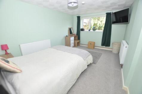 Mezzanine level Bedroom 1