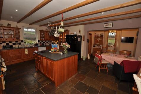 L¿ shaped kitchen/dining/family room