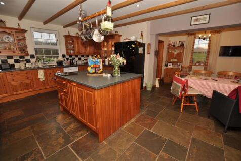 L¿ shaped kitchen/dining/family room