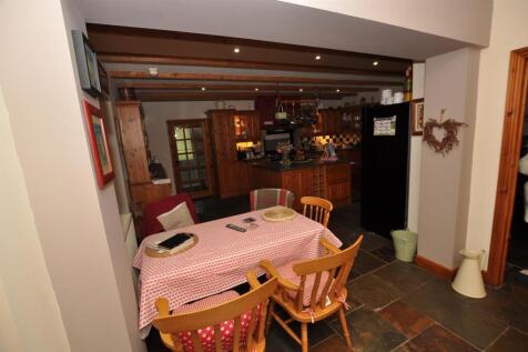 L¿ shaped kitchen/dining/family room