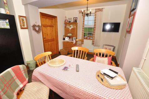 L¿ shaped kitchen/dining/family room