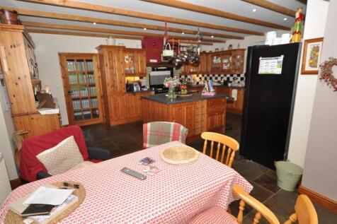 L¿ shaped kitchen/dining/family room