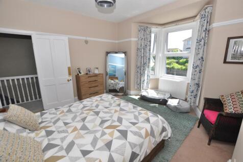 Front bedroom 2
