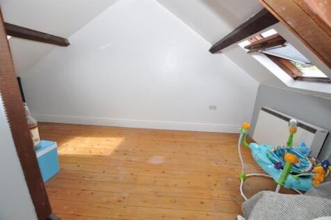 L Shaped attic room/ bedroom 4