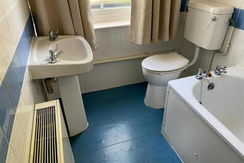 V Bathroom.jpg