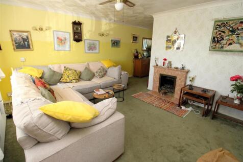 Lounge 1.JPG