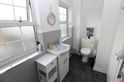 Bathroom1.JPG
