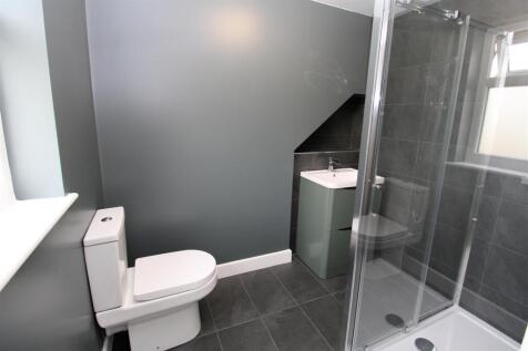 En suite bed 1.JPG
