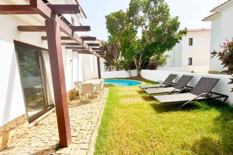 Rear Garden w/Pool