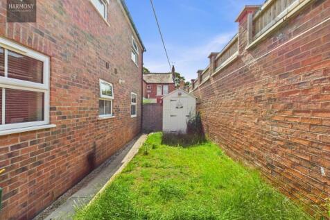 L Shaped Rear Garden
