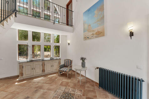 Views of the garden from the entrance hall 