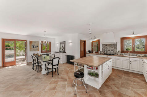 Modern kitchen with eating area