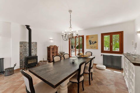 Dining room with fireplace