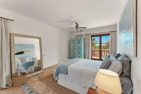 Bedroom with access to terrace