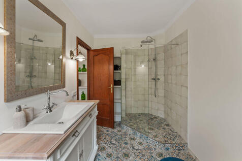 En-suite bathroom with shower