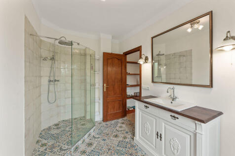 En-suite bathroom with shower