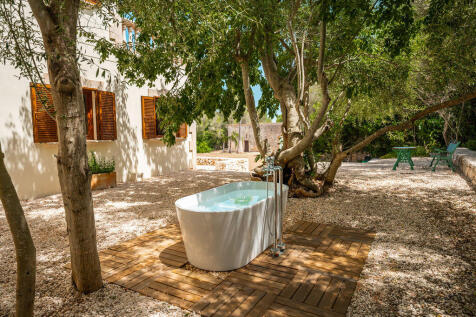 Bali style bathtub in the garden