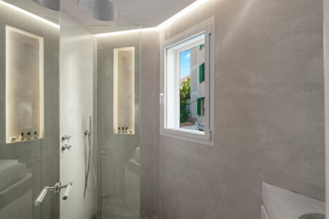 Master bedroom¿s bright en-suite bathroom with shower