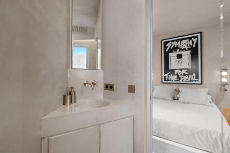 Washstand niche in master bedroom¿s en-suite