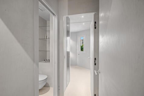 Access to guest bedroom with separate shower bath