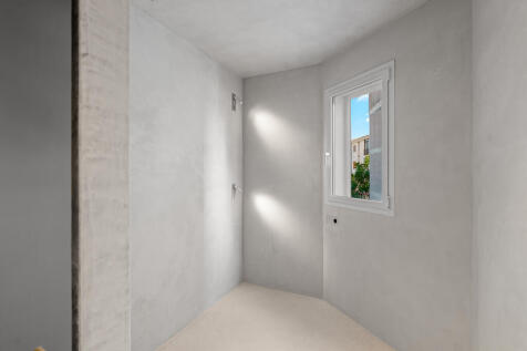 Guest bedroom (custom bunk bed installed but not depicted here)