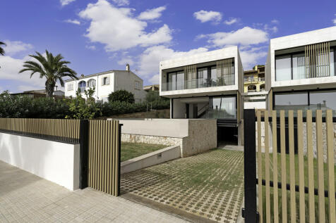 Außenansicht aufs Haus von der Einfahrt