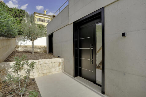 Eingang seitlich am Haus