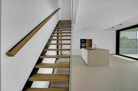 stilvolle Treppe ins Obergeschoss