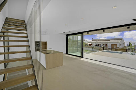 Blick in den offenen Koch-Wohn-Essbereich