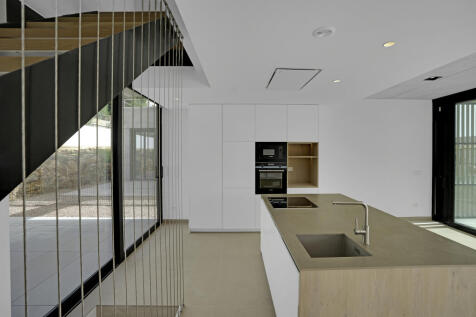 moderne Küche mit Mittelinsel