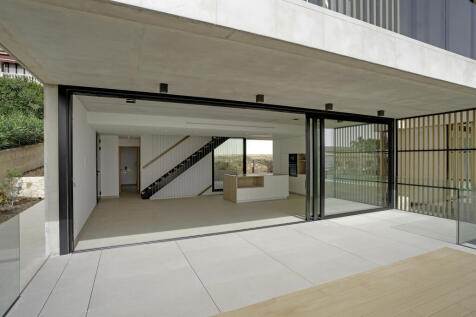 überdachte Terrasse mit offener Glasfront