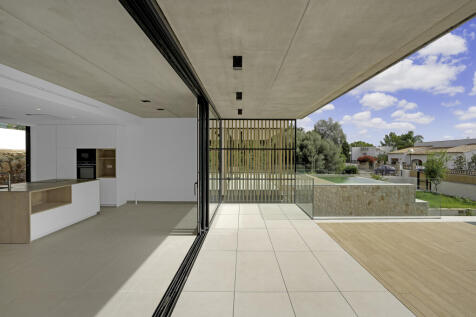 überdachte Terrasse mit offener Glasfront