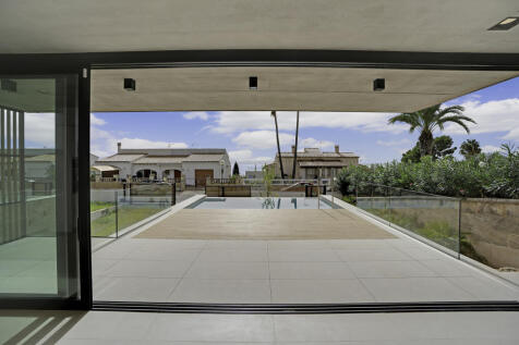 Ausblick aus dem Wohn-Essbereich über die Terrasse bis aufs Meer