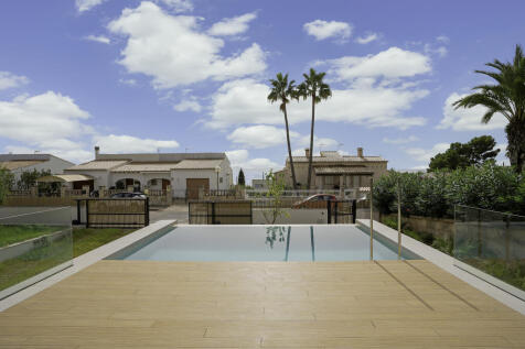 Terrasse am Überlaufpool mit Blick aufs Meer