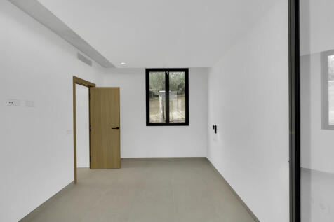 Großzügiges Schlafzimmer im Erdgeschoss