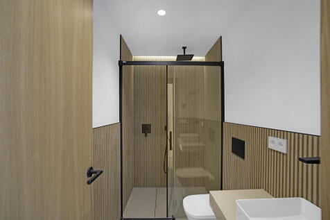 Duschbad im Erdgeschoss mit Fliesen in Holzoptik