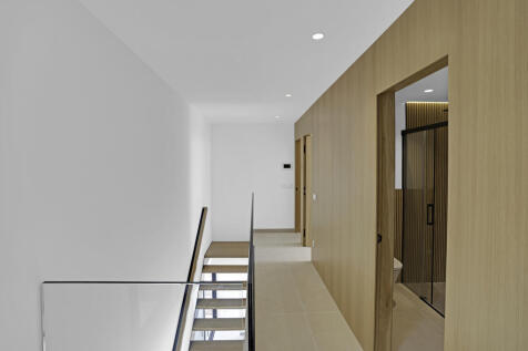 Flur im Obergeschoss mit Holzverkleidung