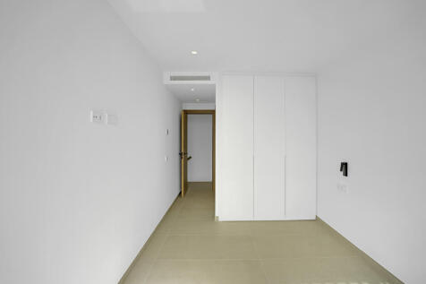 Schlafzimmer mit Einbauschrank im Obergeschoss