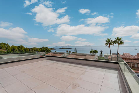 weitläufige Dachterrasse mit traumhaftem Meerblick