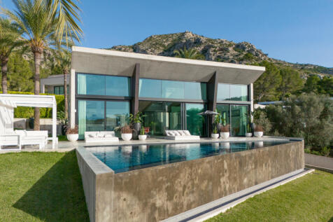 Overflow pool with outdoor areas and garden