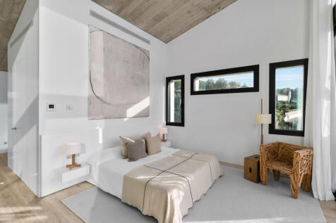 Master bedroom with en suite bathroom
