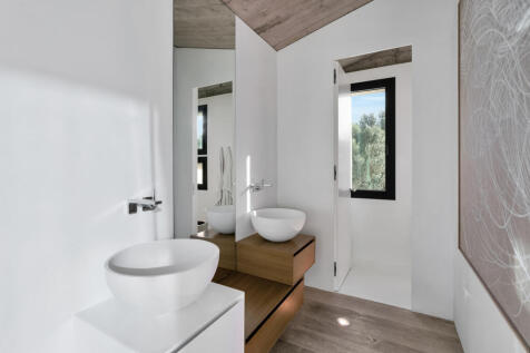 En suite bathroom of the master bedroom