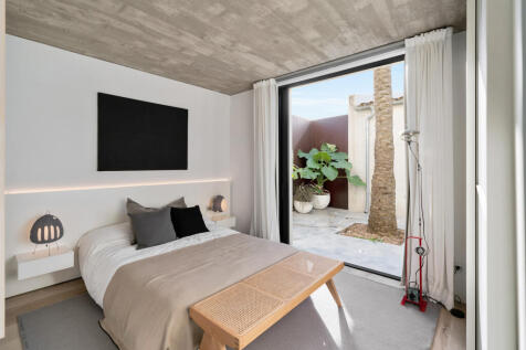 Ground floor bedroom with access to the patio