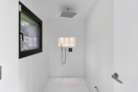 Large shower in the bedroom on the ground floor